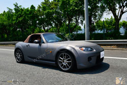 MAZDA| �U�Ʊo| ���۹F MX-5 | ROADSTER | MIATA �M�D�S�� �C����˫᪺�t�i,�����ר�������@�N�J�s,�u�O�F��H���X�@���Ҭ�